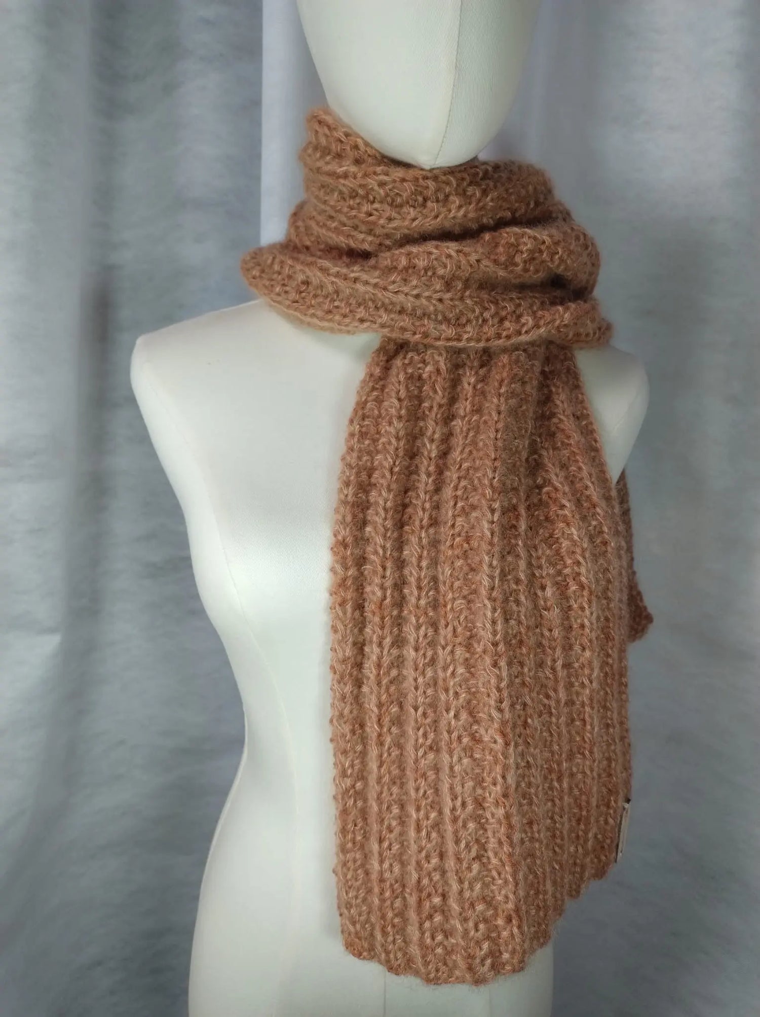 'Cassandra' Sciarpa in Seta, Mohair e Lana Merino - Calore e Stile per Ogni Look rem_fattoamanoperte