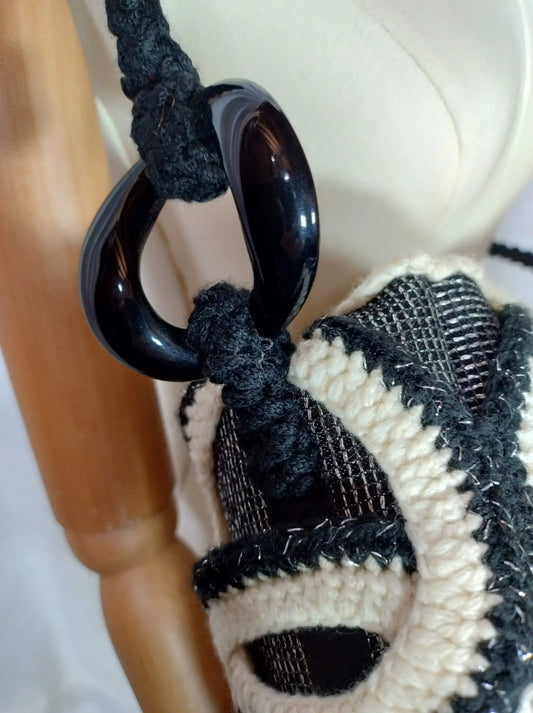 ‘Luisa’ Borsa all'Uncinetto - Un Capolavoro in Lana con Motivo Black and White rem_fattoamanoperte