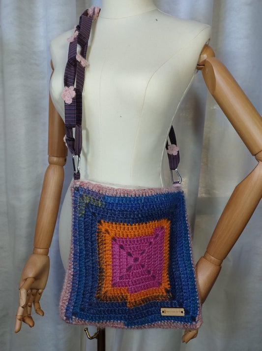 ‘Rosetta’ la borsa: una combinazione pregiata di mohair e seta