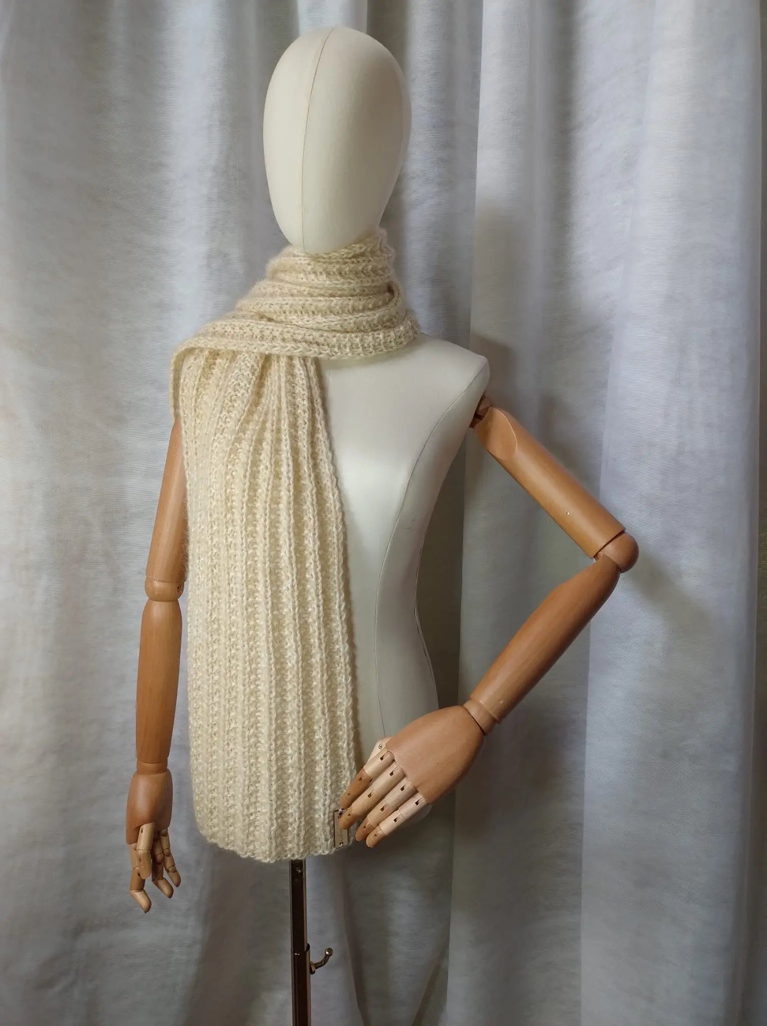 'Cassandra' Sciarpa in Seta, Mohair e Lana Merino - Calore e Stile per Ogni Look rem_fattoamanoperte