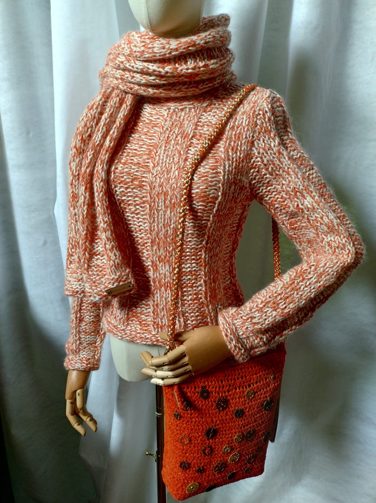 Incontra Carla, la maglia che unisce raffinatezza e comfort. Realizzata a mano con i filati più pregiati, Carla è il capo perfetto per le giornate fredde.