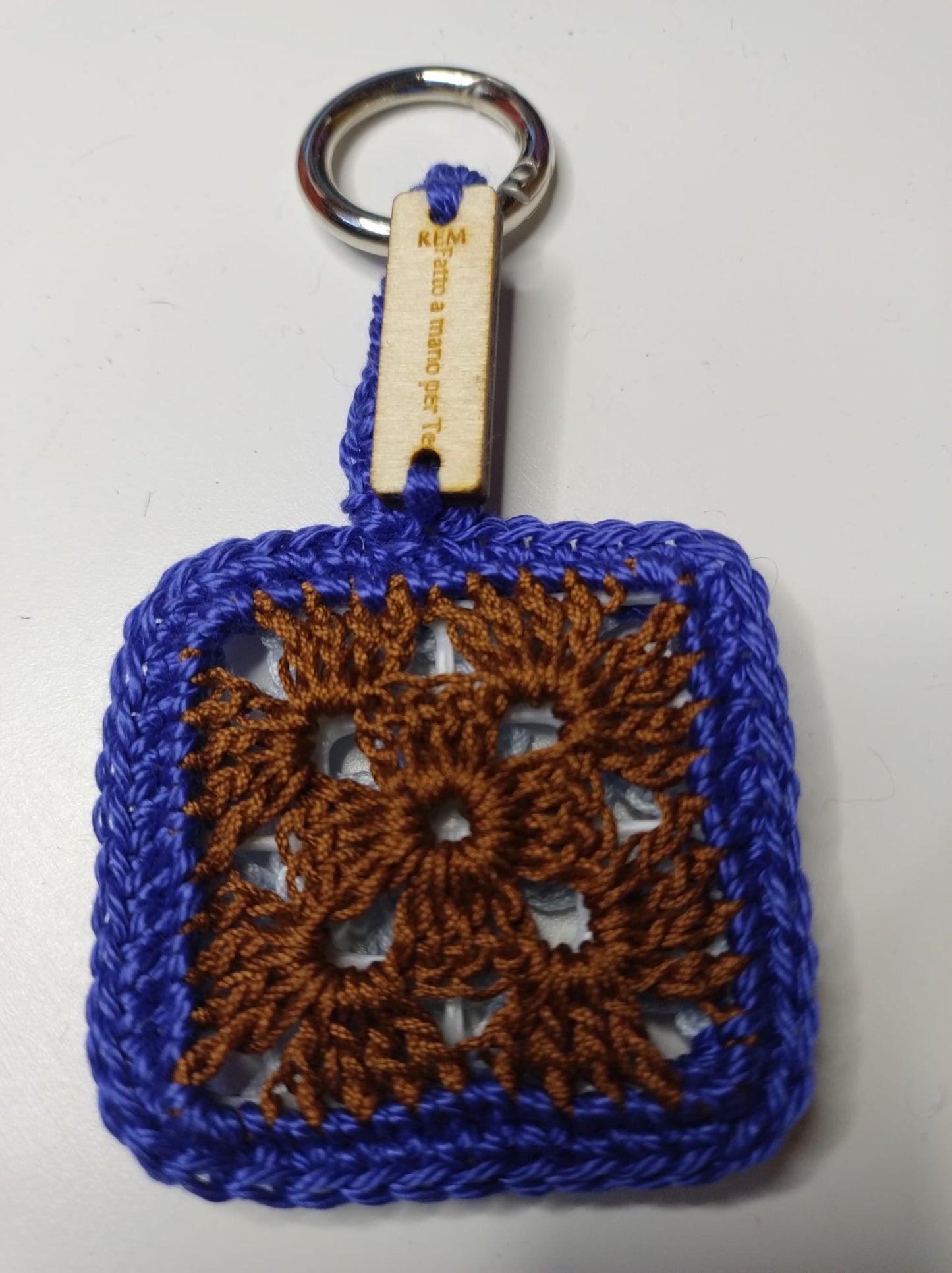 ‘Tiberio’ Portachiavi - Creatività e Stile in una Piastrellina