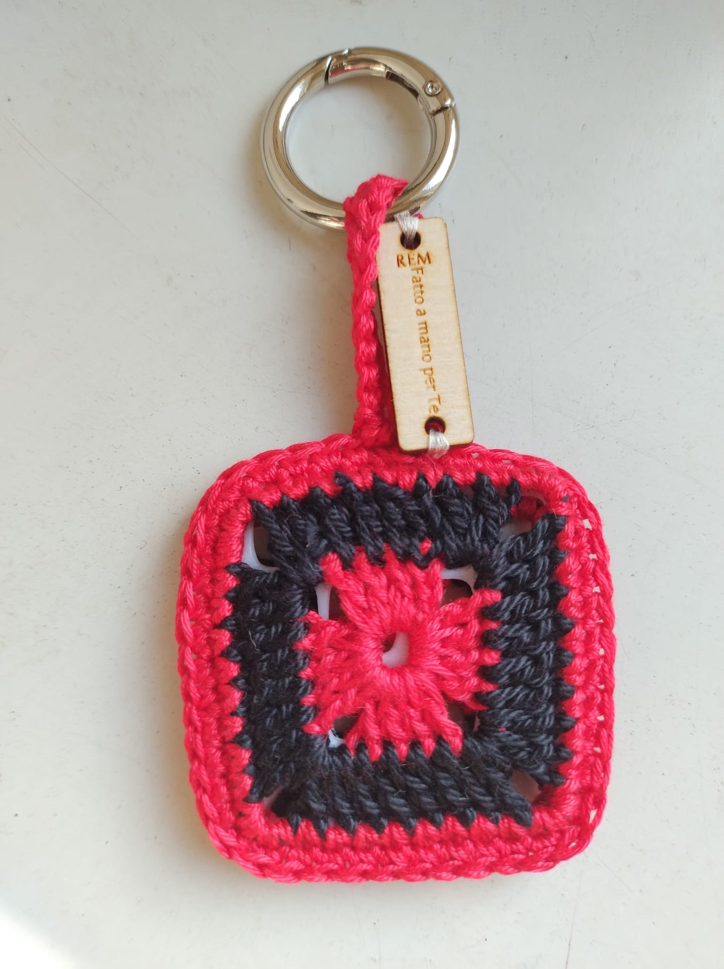 ‘Tiberio’ Portachiavi - Creatività e Stile in una Piastrellina