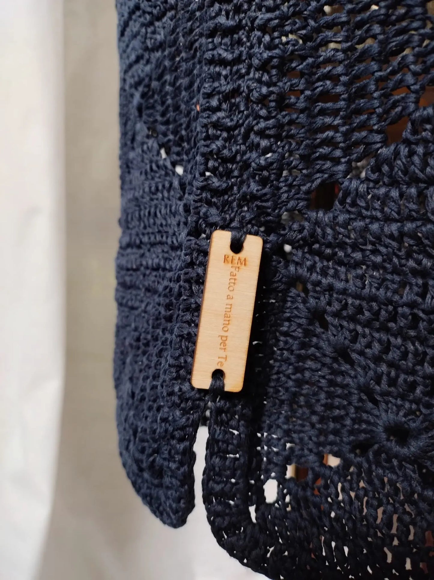 Incontra Tazio, il pantaloncino all'uncinetto che unisce comfort e stile. Realizzato a mano con amore e cura, Tazio è il capo perfetto per le tue giornate estive.