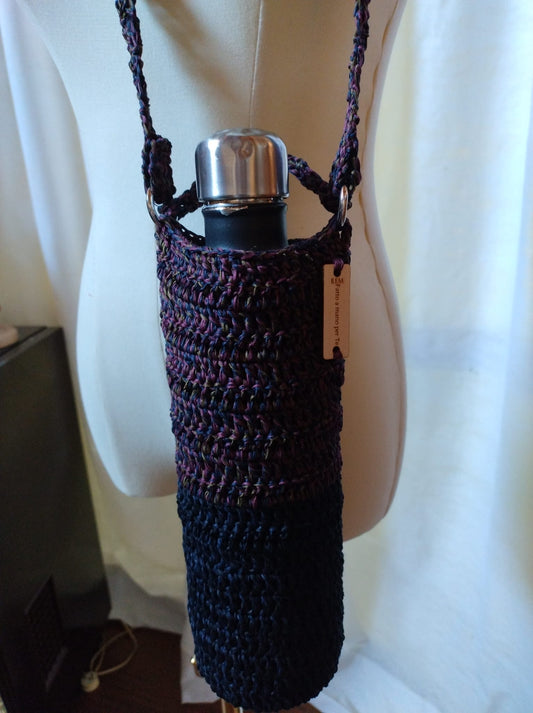 Achille è un porta borraccia fatto a mano all'uncinetto in cotone. remfattoamanoperte