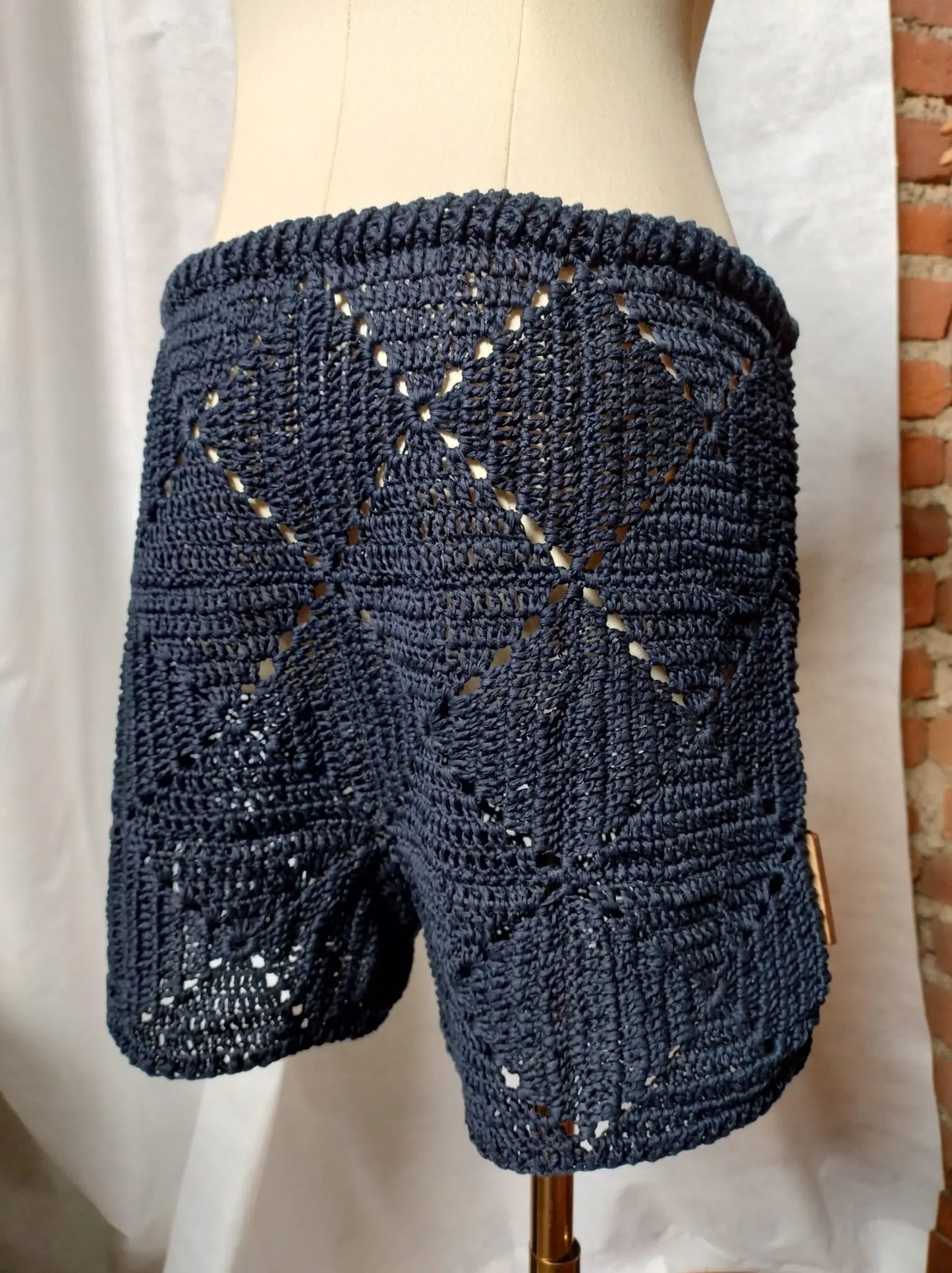 Incontra Tazio, il pantaloncino all'uncinetto che unisce comfort e stile. Realizzato a mano con amore e cura, Tazio è il capo perfetto per le tue giornate estive.