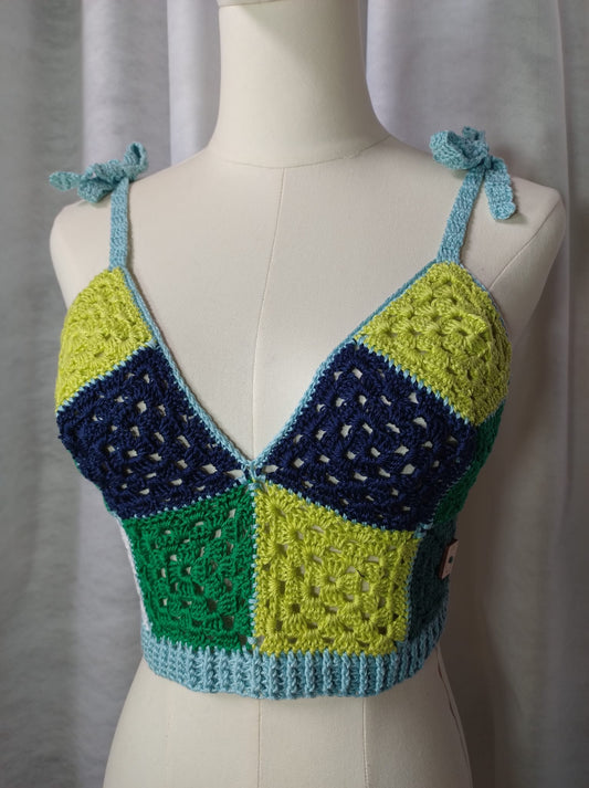 ‘Ted’ Top all'uncinetto - Un Arcobaleno di Colori e Versatilità