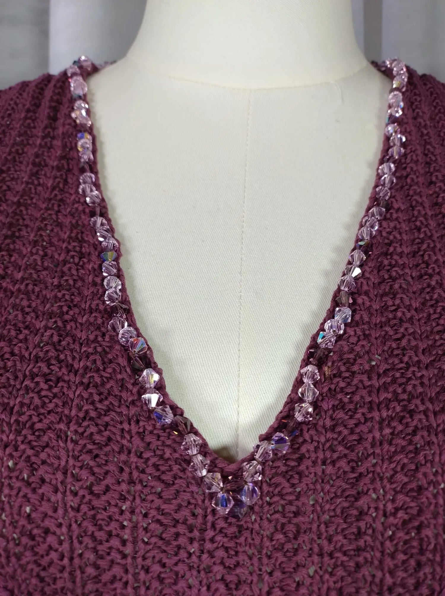 'Pinuccia' Canotta ai Ferri con Ricamo Swarovski - Fusione di Eleganza e Tradizione rem_fattoamanoperte