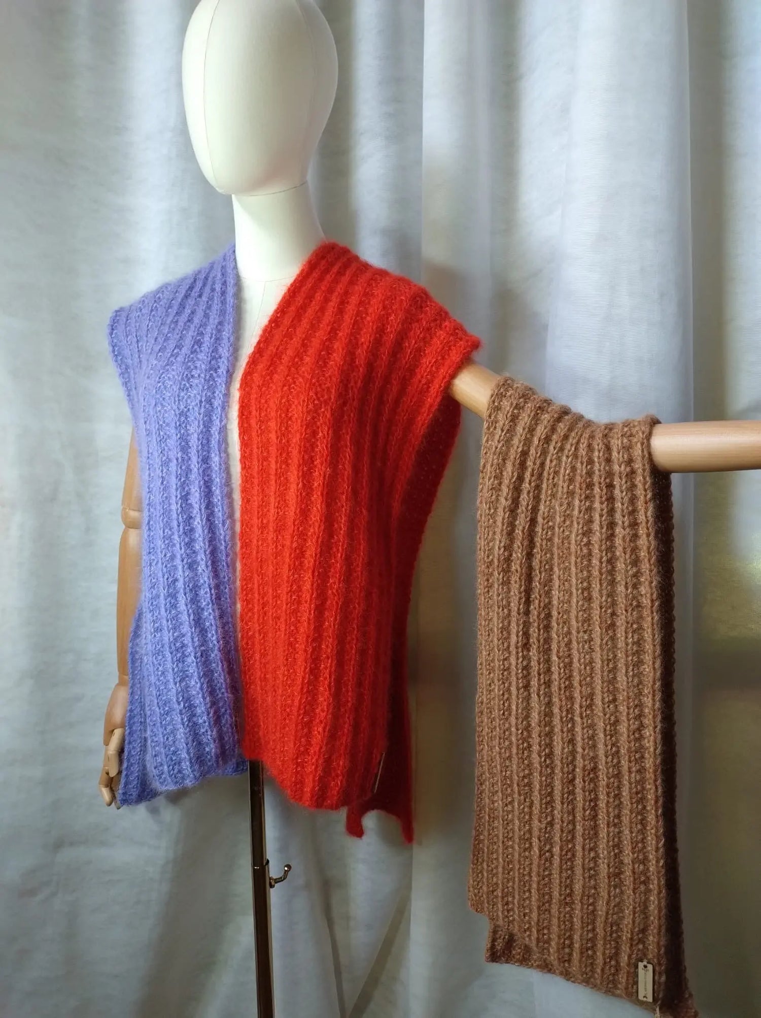 'Cassandra' Sciarpa in Seta, Mohair e Lana Merino - Calore e Stile per Ogni Look rem_fattoamanoperte