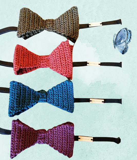 Aggiungi un tocco di raffinatezza ai tuoi eventi con il cravattino 'Ducky', realizzato a mano in cotone con la tecnica dell'uncinetto. Perfetto per occasioni speciali che richiedono un'eleganza unica.