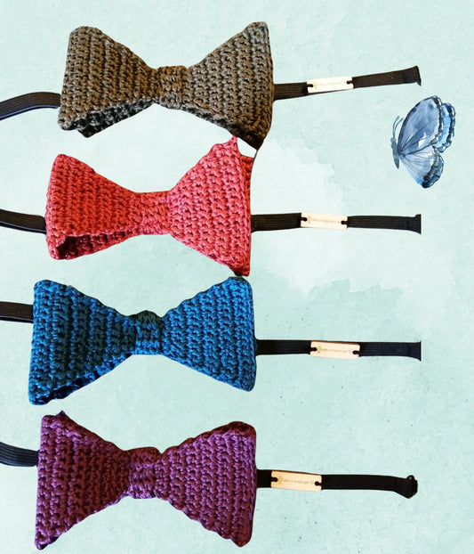 Aggiungi un tocco di raffinatezza ai tuoi eventi con il cravattino 'Ducky', realizzato a mano in cotone con la tecnica dell'uncinetto. Perfetto per occasioni speciali che richiedono un'eleganza unica.
