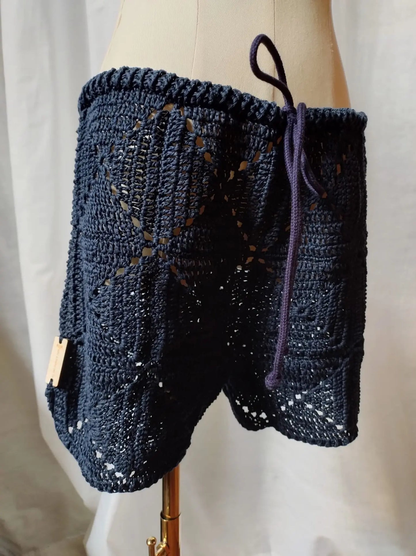 Incontra Tazio, il pantaloncino all'uncinetto che unisce comfort e stile. Realizzato a mano con amore e cura, Tazio è il capo perfetto per le tue giornate estive.