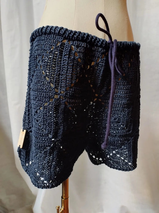 Incontra Tazio, il pantaloncino all'uncinetto che unisce comfort e stile. Realizzato a mano con amore e cura, Tazio è il capo perfetto per le tue giornate estive.