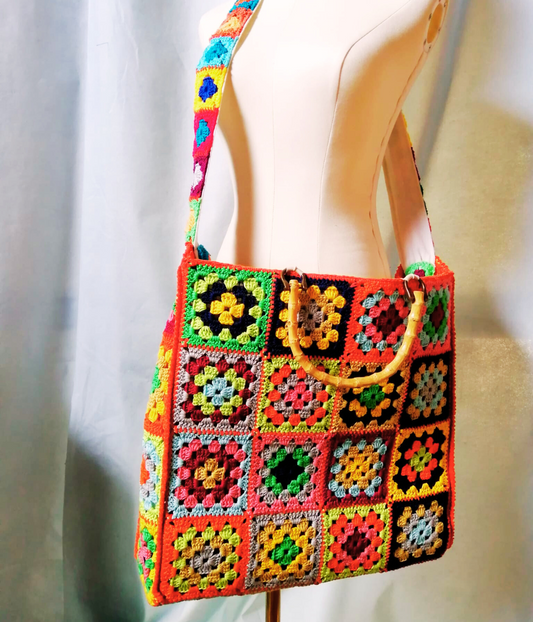 'Mila' Borsa a Piastrelle in Cotone con Manico in Bambù - Vivacità Cromatica e Design Unico