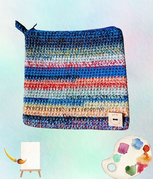 La bustina 'Celeste' combina praticità e stile. Realizzata a mano in cotone con tecnica dell'uncinetto, questa bustina grande e sfoderata è perfetta per organizzare tutto ciò che desideri, con un tocco di colore.