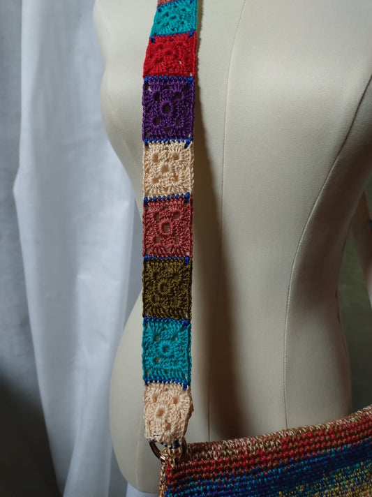 Antonia borsa. Realizzata in cotone. Tecnica uncinetto. Multicolore. Taschino interno ed esterno. Tracolla minipiastrelline. Moschettoni e bottone gigante.