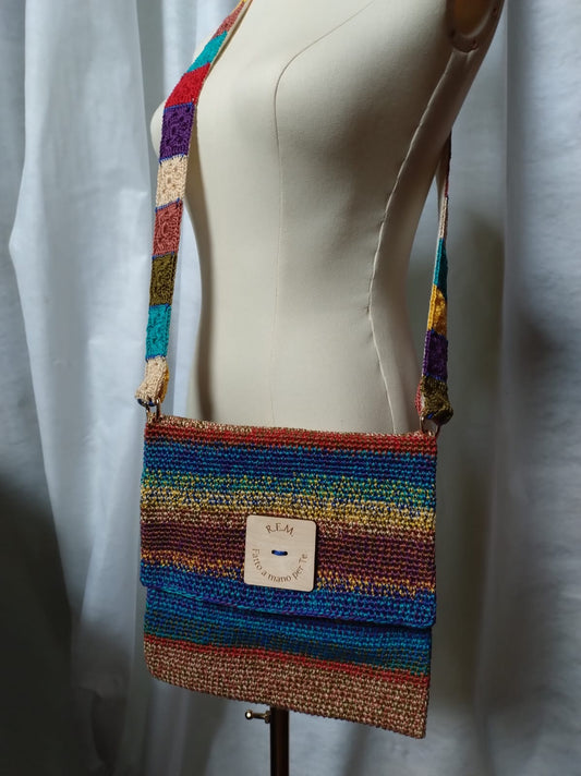 Antonia borsa. Realizzata in cotone. Tecnica uncinetto. Multicolore. Taschino interno ed esterno. Tracolla minipiastrelline. Moschettoni e bottone gigante.