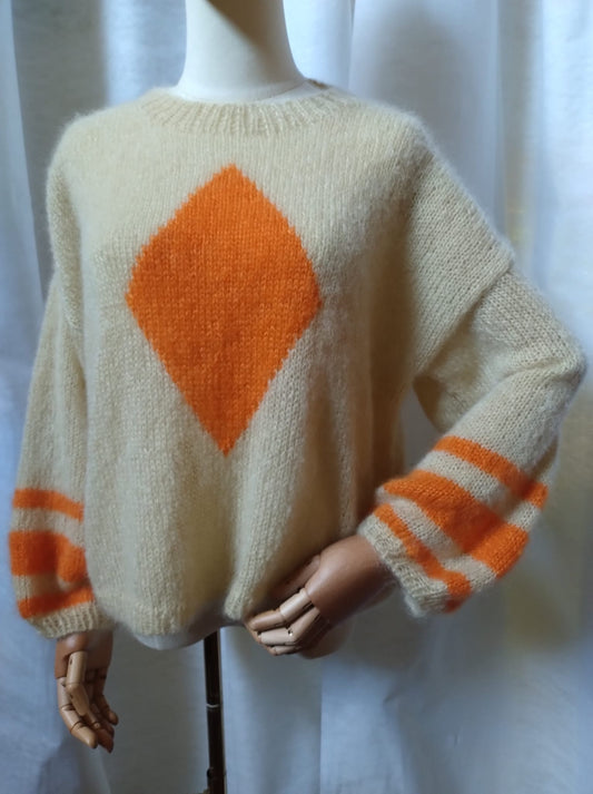 Biagina maglia. Modello scatolina. Taglia unica. Realizzata in morbidissimo mohair-seta. Tecnica ferri. Gr. 250.