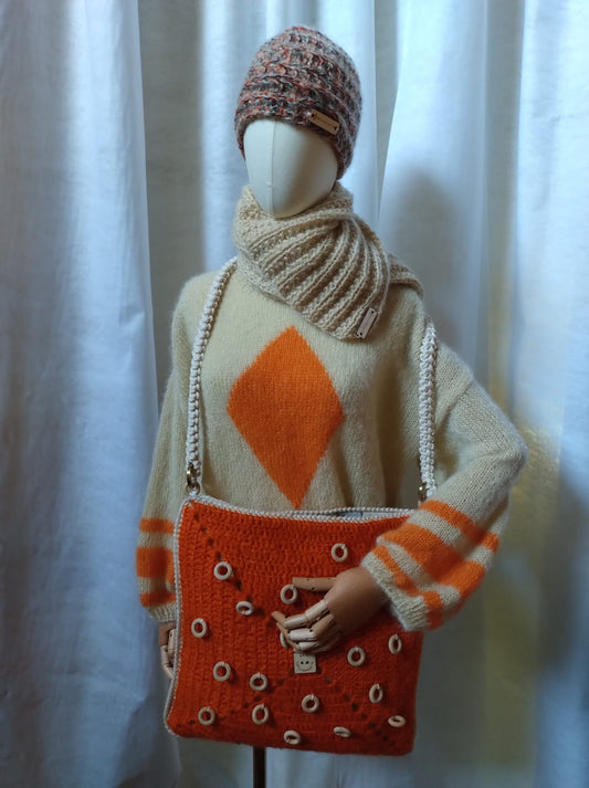 Biagina maglia. Modello scatolina. Taglia unica. Realizzata in morbidissimo mohair-seta. Tecnica ferri. Gr. 250.