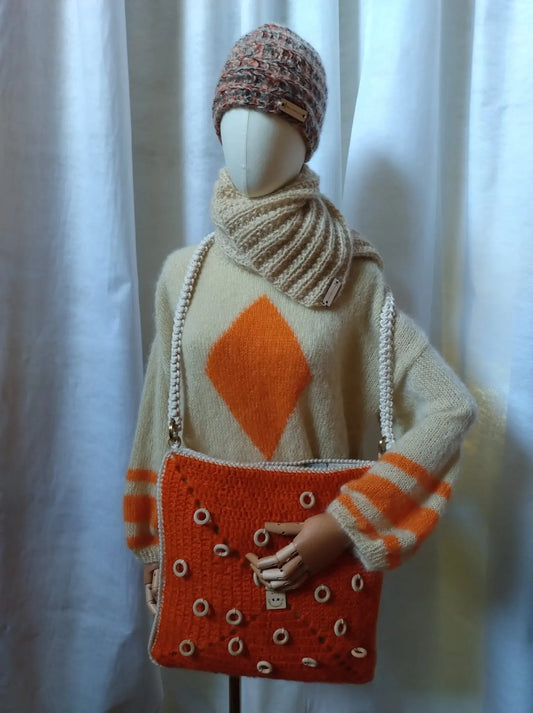 Biagina maglia. Modello scatolina. Taglia unica. Realizzata in morbidissimo mohair-seta. Tecnica ferri. Gr. 250.