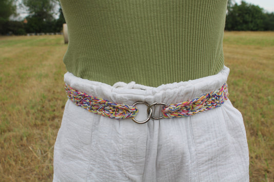 Aggiungi un tocco di eleganza unica al tuo look con la cintura 'Cecilia', realizzata a mano all'uncinetto. Con moschettoni metallici, è perfetta sia come cintura a vita alta sia per i passanti dei pantaloni.