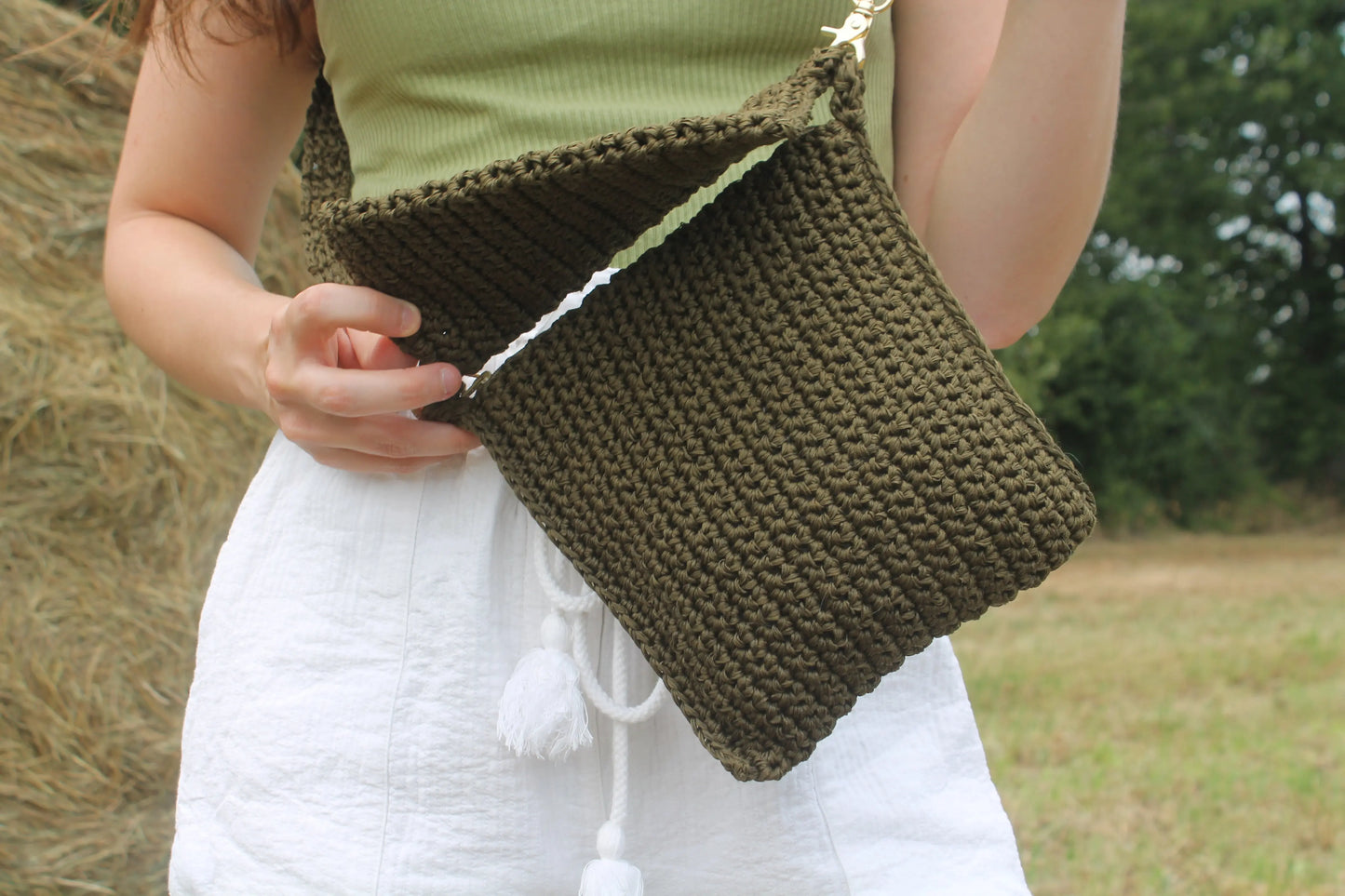 Esplora la versatilità con 'Chicchissima', la nostra borsa doppia in spighetta di cotone realizzata all'uncinetto. Perfetta per ogni occasione, trasformala da capiente a mini in un attimo.