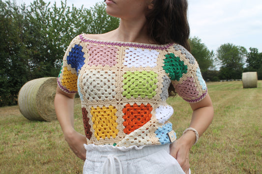 Abbraccia uno stile unico con la maglia 'Elisabetta' all'uncinetto. Realizzata in cotone Nilo sostenibile, questa creazione artistica è un inno alla vivacità e all'originalità.