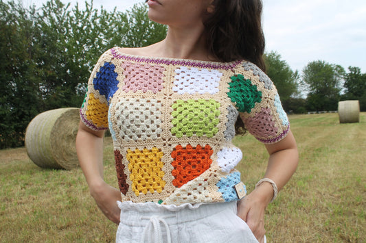 Abbraccia uno stile unico con la maglia 'Elisabetta' all'uncinetto. Realizzata in cotone Nilo sostenibile, questa creazione artistica è un inno alla vivacità e all'originalità.
