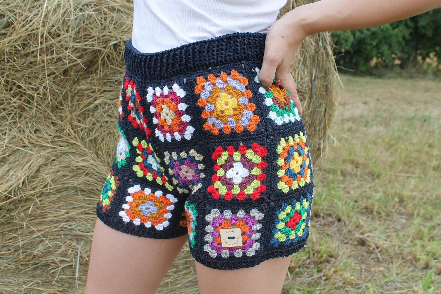 Vivi l'estate con stile con 'Enea', il nostro pantaloncino all'uncinetto. Realizzato in cotone, con un vivace motivo a piastrella, è l'ideale per i tuoi giorni più solari.