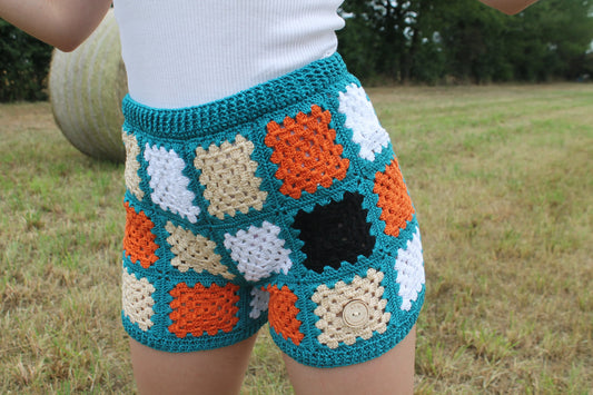 Vivi l'estate con stile con 'Enea', il nostro pantaloncino all'uncinetto. Realizzato in cotone, con un vivace motivo a piastrella, è l'ideale per i tuoi giorni più solari.