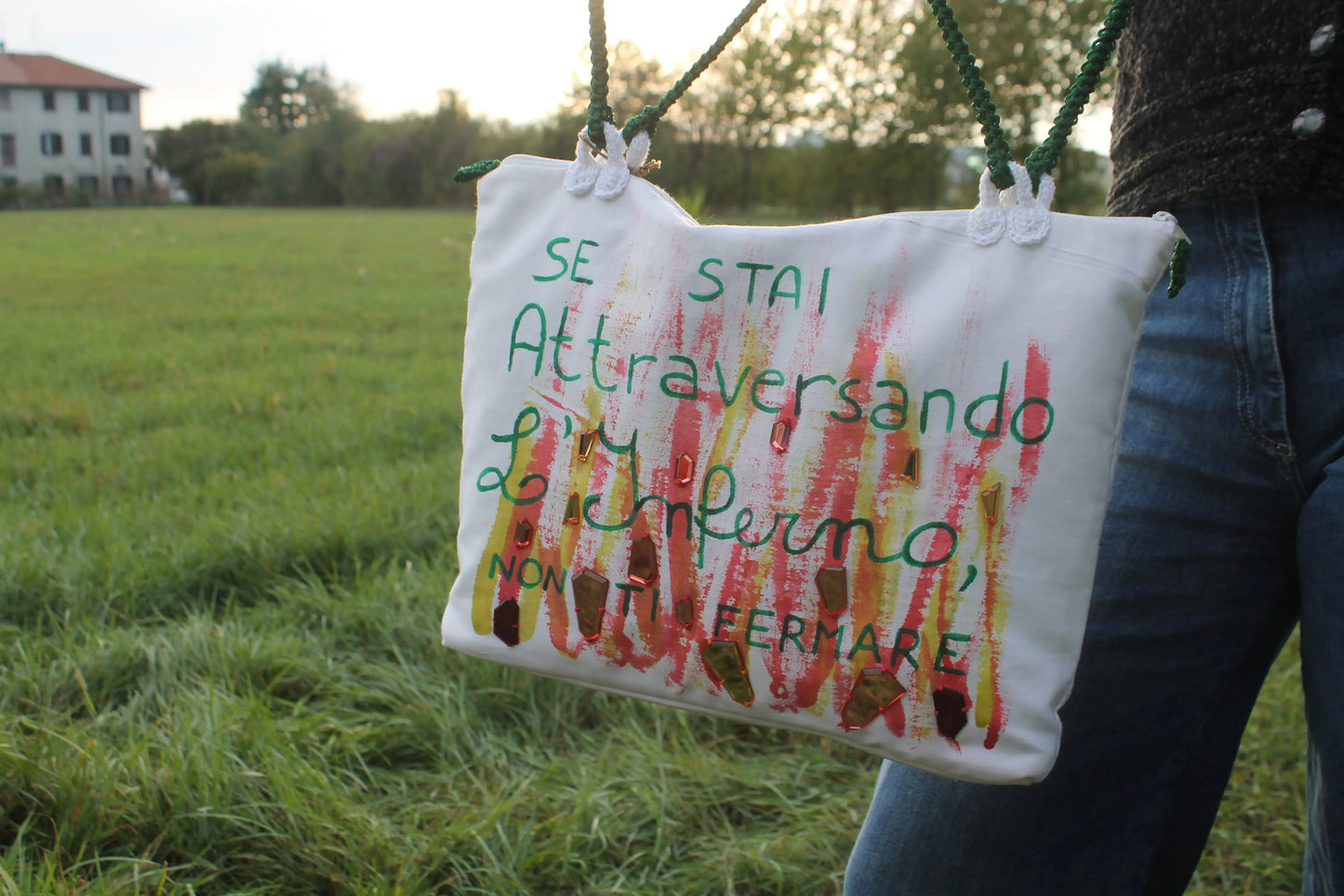 Scopri 'Fulvia', la nostra borsa shopper unica dipinta a mano. Con una potente scritta motivazionale, unisce funzionalità e ispirazione per il tuo quotidiano.