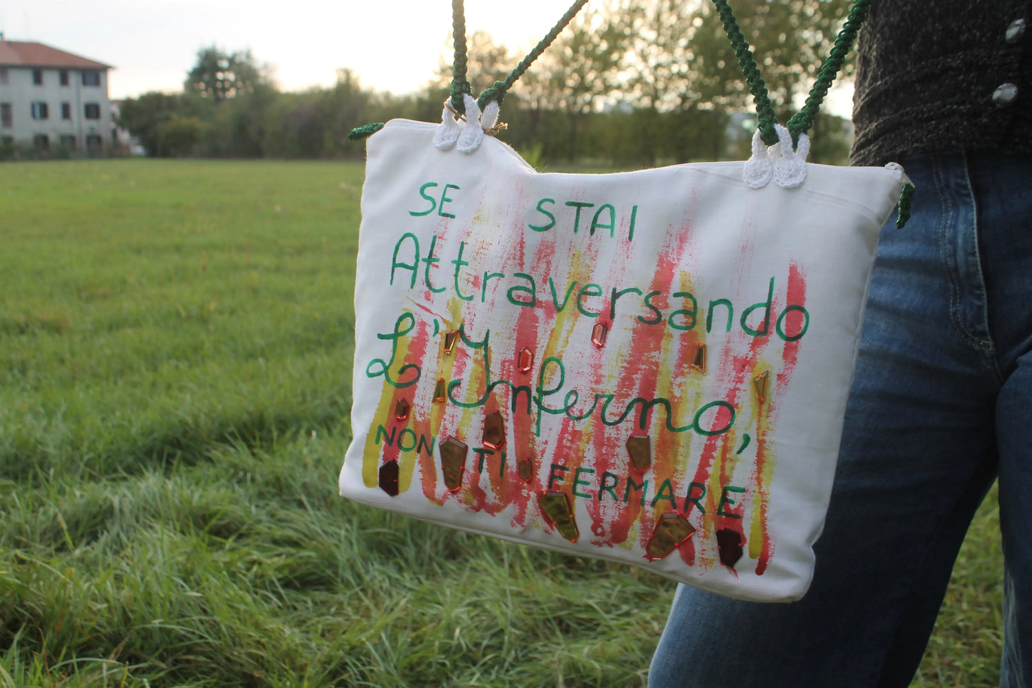 Scopri 'Fulvia', la nostra borsa shopper unica dipinta a mano. Con una potente scritta motivazionale, unisce funzionalità e ispirazione per il tuo quotidiano.