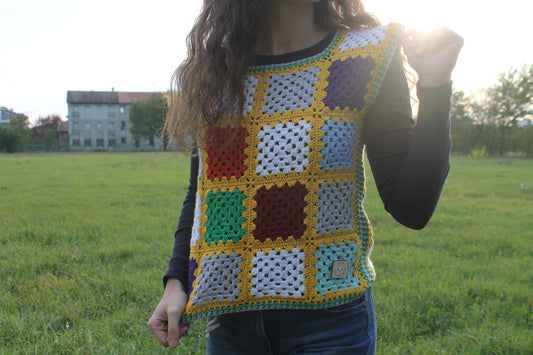 Riscopri il piacere di vestire con allegria con 'Gil', il nostro gilet all'uncinetto in lana Mistral. Perfetto per aggiungere calore e colore al tuo guardaroba.