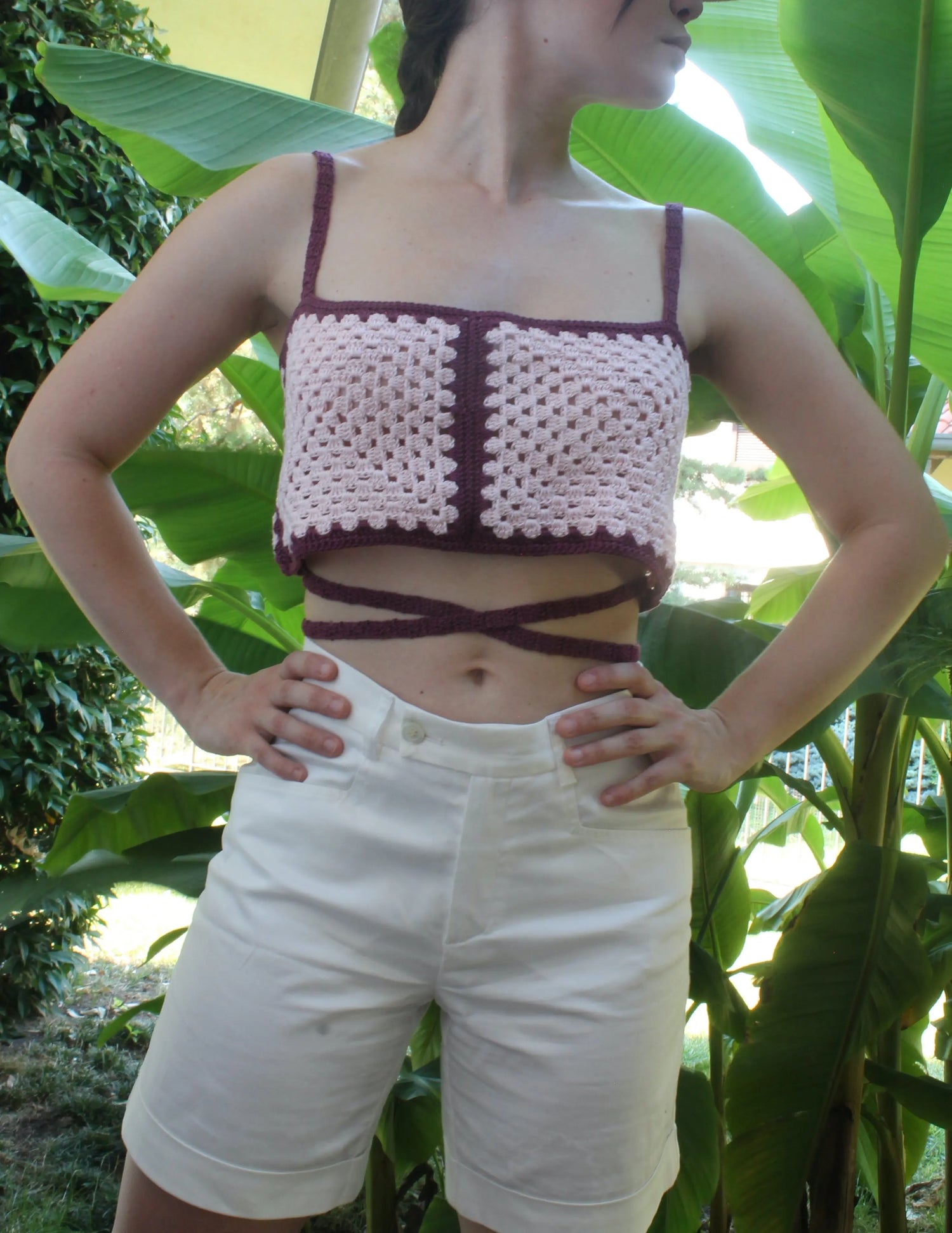 Rendi unico il tuo look estivo con 'Gregorio', il nostro top all'uncinetto in cotone. Perfetto per affrontare il caldo con stile, disponibile in taglie S/M/L e regolabile con lacci.