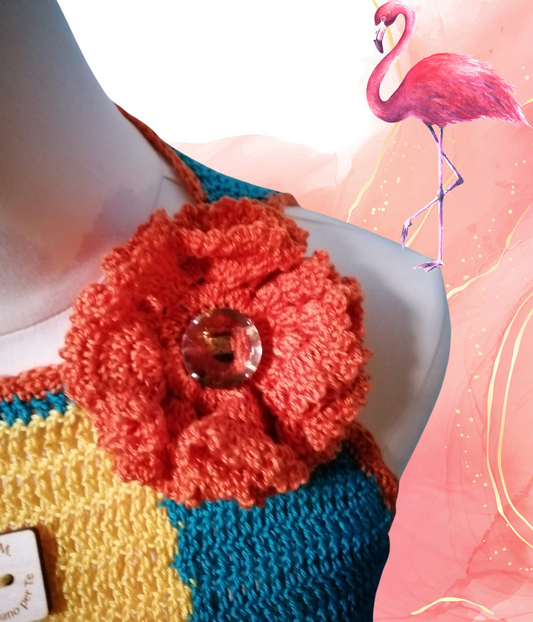 Scopri 'Fiorenza', la nostra spilla esclusiva realizzata a mano in cotone Nilo della filatura Mondial. Con un punto maglia alta e un vibrante colore caco, aggiunge un tocco unico a qualsiasi outfit.