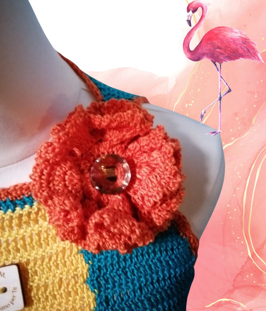 Scopri 'Fiorenza', la nostra spilla esclusiva realizzata a mano in cotone Nilo della filatura Mondial. Con un punto maglia alta e un vibrante colore caco, aggiunge un tocco unico a qualsiasi outfit.