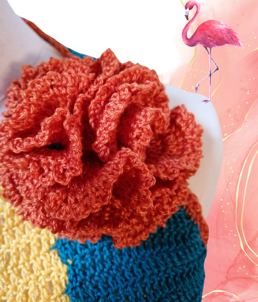 Scopri 'Fiorenza', la nostra spilla esclusiva realizzata a mano in cotone Nilo della filatura Mondial. Con un punto maglia alta e un vibrante colore caco, aggiunge un tocco unico a qualsiasi outfit.