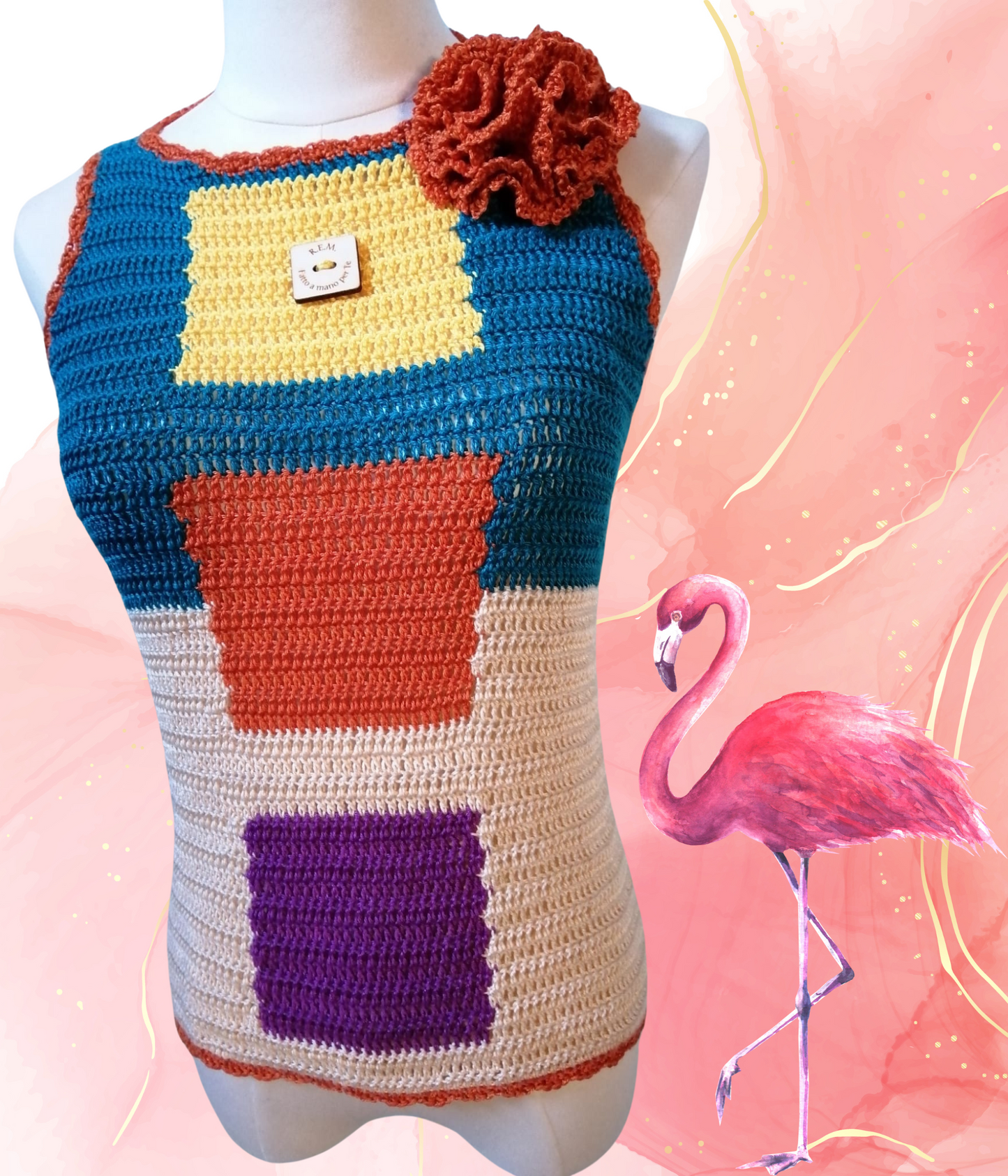 Scopri 'Fiorenza', la nostra spilla esclusiva realizzata a mano in cotone Nilo della filatura Mondial. Con un punto maglia alta e un vibrante colore caco, aggiunge un tocco unico a qualsiasi outfit.