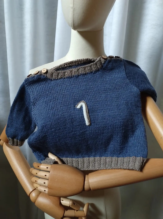 Leonardo maglione bimbo. 1 anno. Realizzato in lana Merino particolarmente adatta ai bambini. Caldo, morbido e resistente ai lavaggi. Per il primo compleanno abbiamo aggiunto il n. 1.