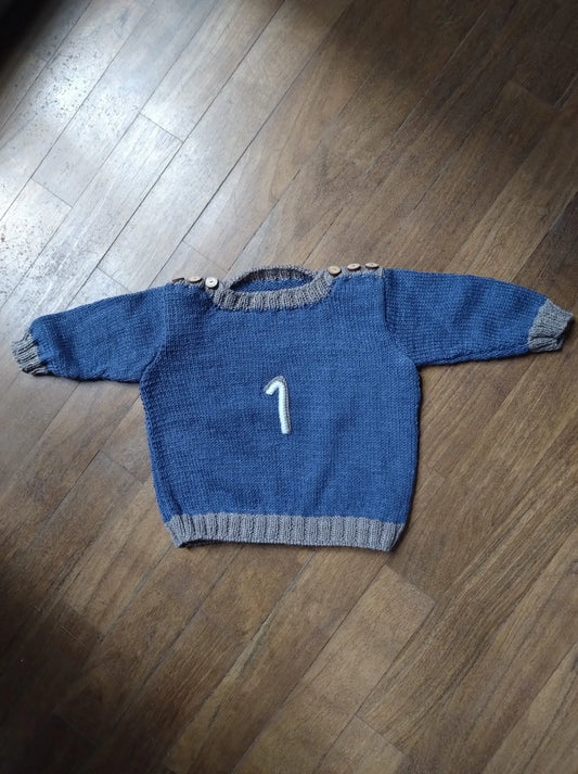 Leonardo maglione bimbo. 1 anno. Realizzato in lana Merino particolarmente adatta ai bambini. Caldo, morbido e resistente ai lavaggi. Per il primo compleanno abbiamo aggiunto il n. 1.
