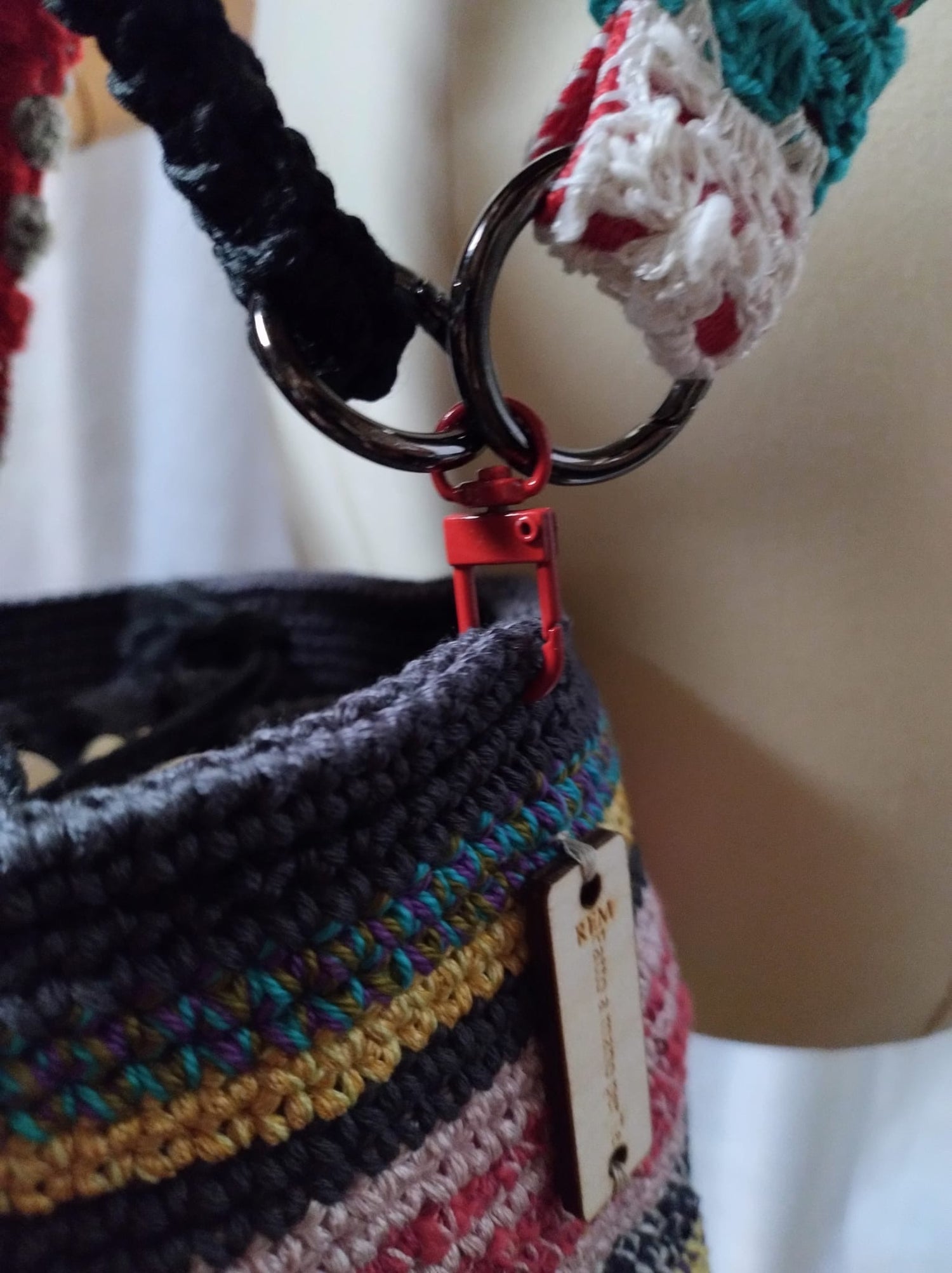 Matteo è una borsa a forma di secchiello.&nbsp;Realizzato con fili di vario colore di cotone. Tecnica uncinetto. Chiusura creata con anelli in legno, nei quali scorre una corda in cotone e si annoda. Taschina interna. Doppia maniglia che può essere rimossa e utilizzata a piacere.