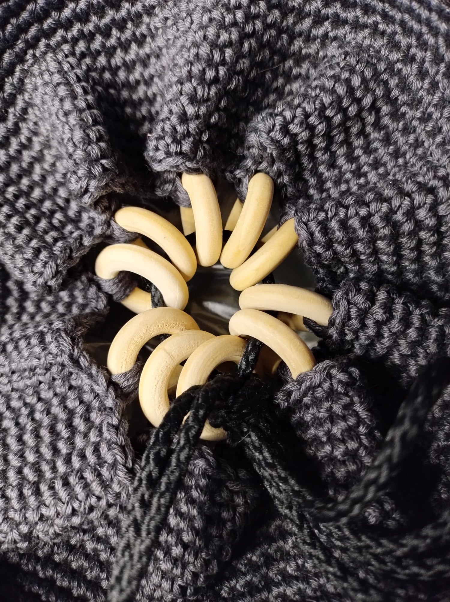 Matteo è una borsa a forma di secchiello.&nbsp;Realizzato con fili di vario colore di cotone. Tecnica uncinetto. Chiusura creata con anelli in legno, nei quali scorre una corda in cotone e si annoda. Taschina interna. Doppia maniglia che può essere rimossa e utilizzata a piacere.