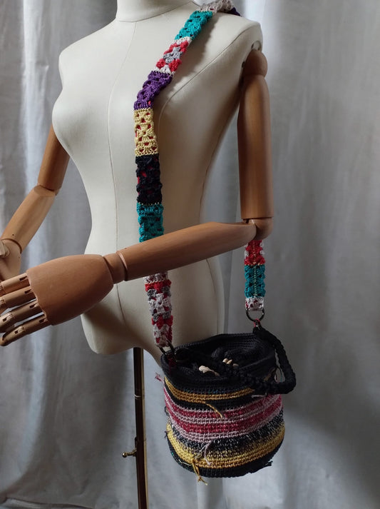 Matteo è una borsa a forma di secchiello. Realizzato con fili di vario colore di cotone. Tecnica uncinetto. Chiusura creata con anelli in legno, nei quali scorre una corda in cotone e si annoda. Taschina interna. Doppia maniglia che può essere rimossa e utilizzata a piacere.