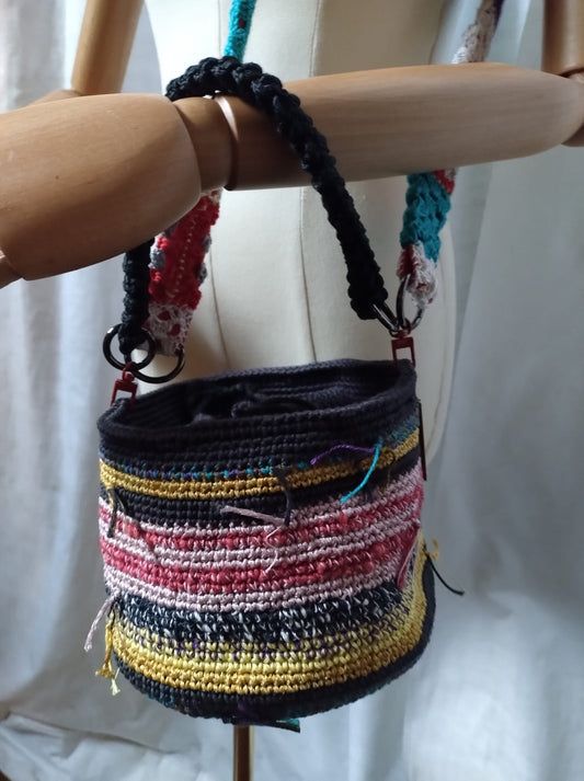 Matteo è una borsa a forma di secchiello. Realizzato con fili di vario colore di cotone. Tecnica uncinetto. Chiusura creata con anelli in legno, nei quali scorre una corda in cotone e si annoda. Taschina interna. Doppia maniglia che può essere rimossa e utilizzata a piacere.