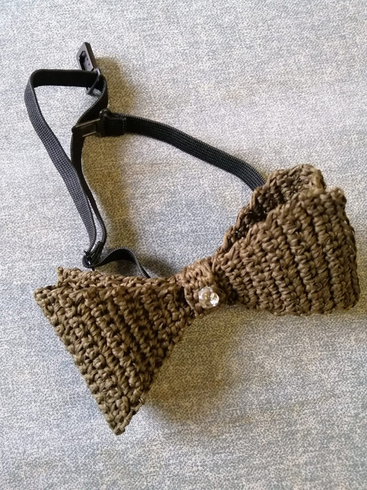 Aggiungi un tocco di raffinatezza ai tuoi eventi con il cravattino 'Ducky', realizzato a mano in cotone con la tecnica dell'uncinetto. Perfetto per occasioni speciali che richiedono un'eleganza unica.