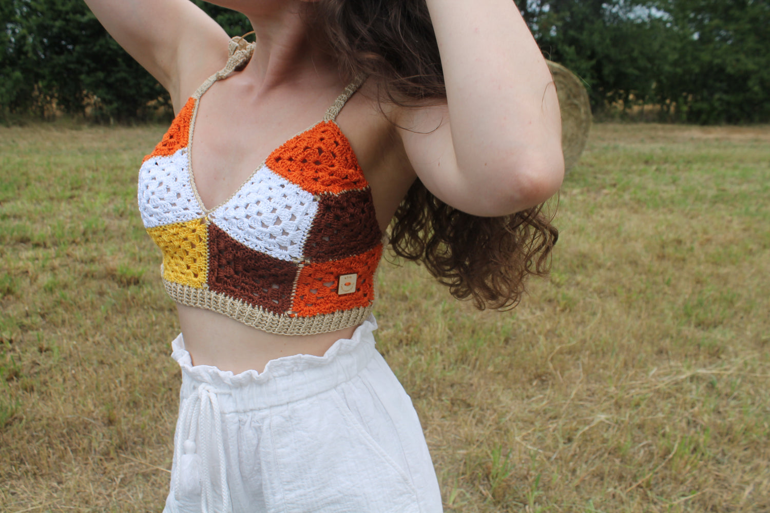 Vivi l'estate con gioia e stile con 'Ted', il nostro top all'uncinetto in cotone. Con una gamma di colori gradevoli e spalline regolabili, è perfetto per diverse taglie e occasioni estive.