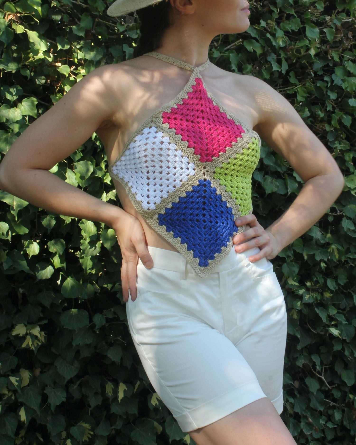 Scopri 'Titti', il nostro top all'uncinetto fatto a mano, perfetto per chi ama distinguersi con un look giocoso e unico. Realizzato in cotone, è l'ideale per chi desidera esprimere la propria personalità con stile.
