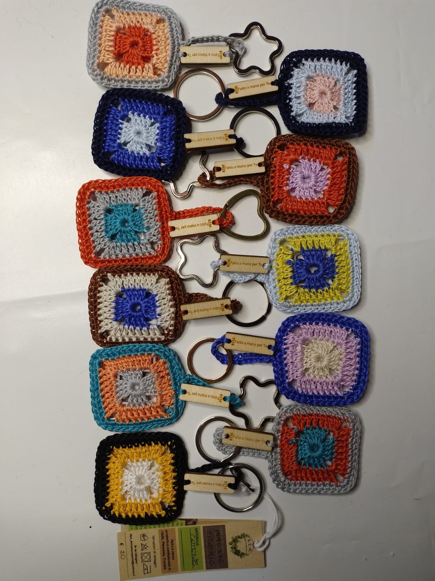 ‘Tiberio’ Portachiavi - Creatività e Stile in una Piastrellina