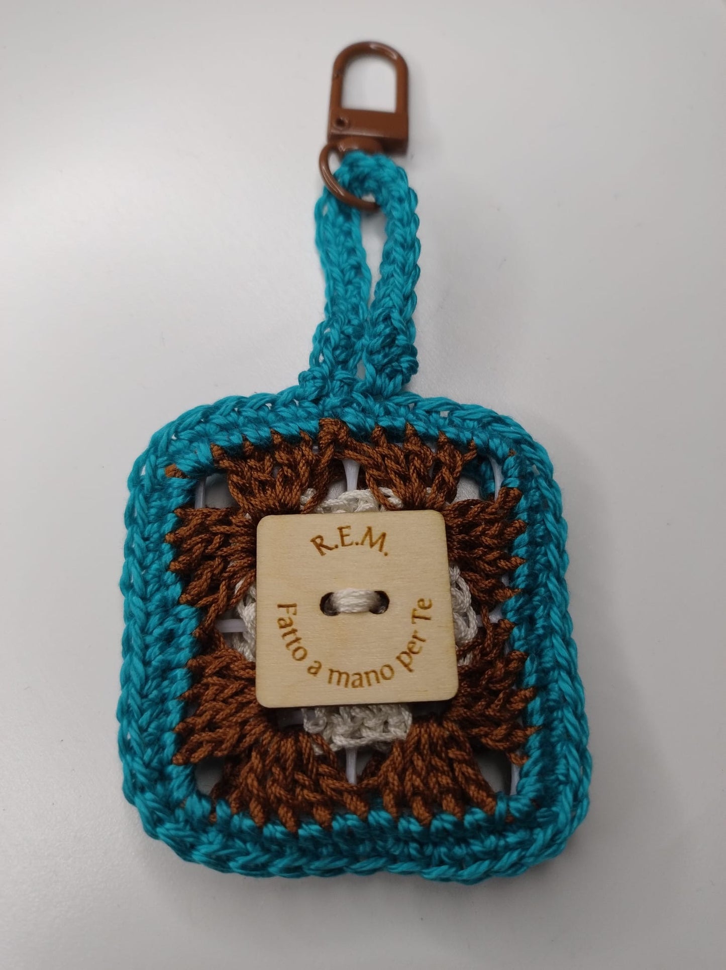 ‘Tiberio’ Portachiavi - Creatività e Stile in una Piastrellina