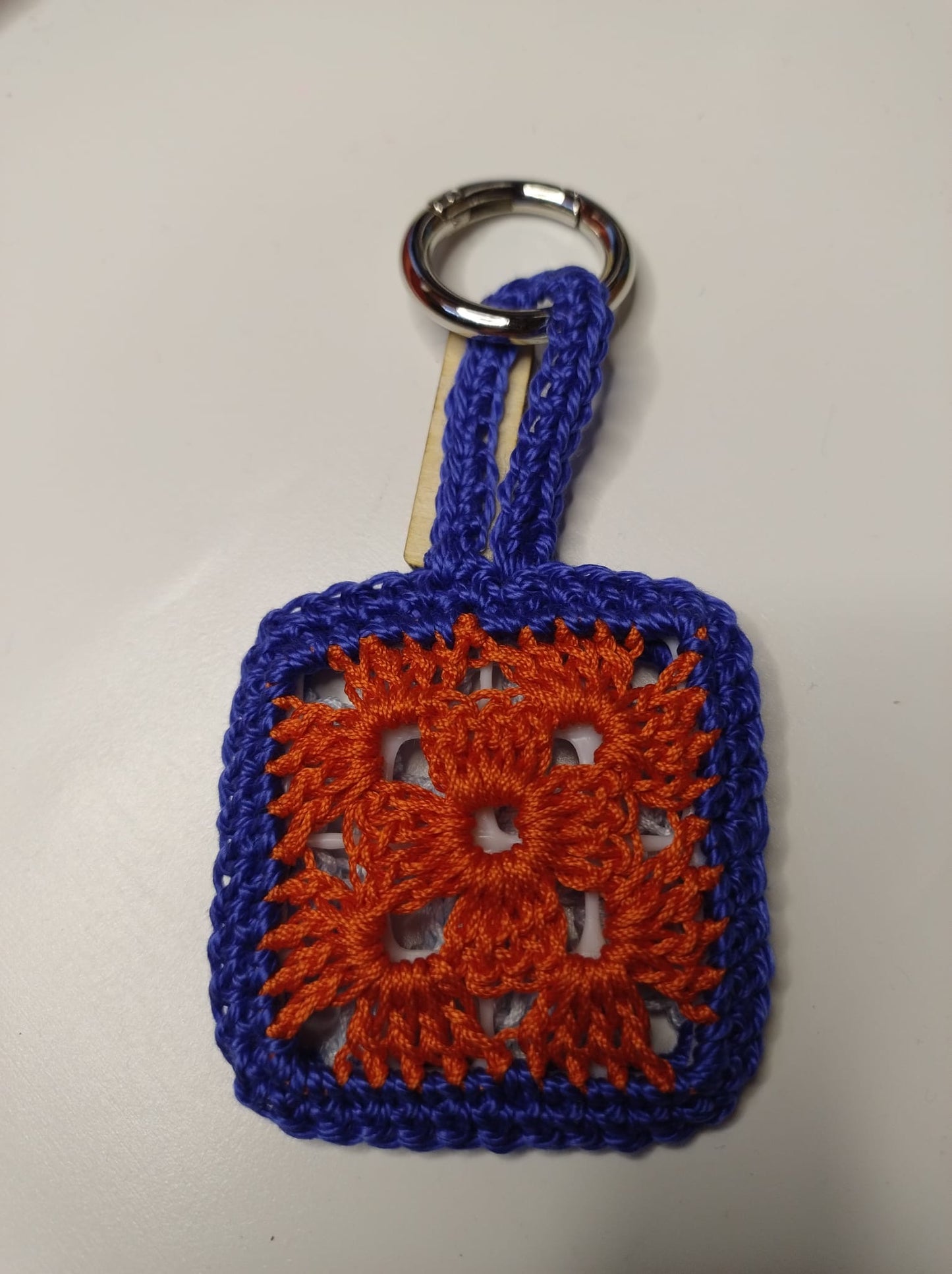 ‘Tiberio’ Portachiavi - Creatività e Stile in una Piastrellina